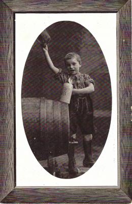 Postcard: Boy with Hofbräu stein and barrel